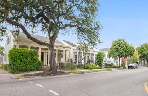 Garden District Apartment | Gorgeous 1 Bed/1 Bath Just Steps to Magazine St and Garden District!