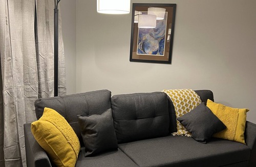 Covington House | Gorgeous 1 Bedroom bungalow 6 min walk to town