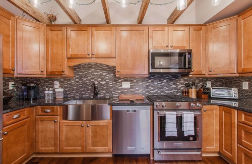 Downtown House | Gorgeous 1840 Log Cabin- Downtown