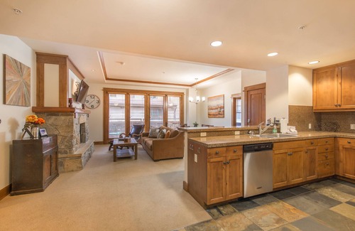 Truckee Condo | Gorgeous 2BR Heart of Northstar Village near Gondolas
