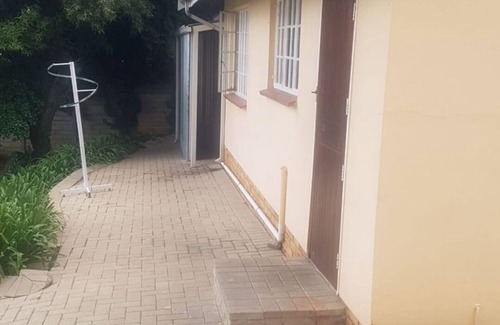 Greater Johannesburg Metropolitan Area House | Gorgeous 3 bedrooms house in a very quiet residential area 4 mins from Sandton.
