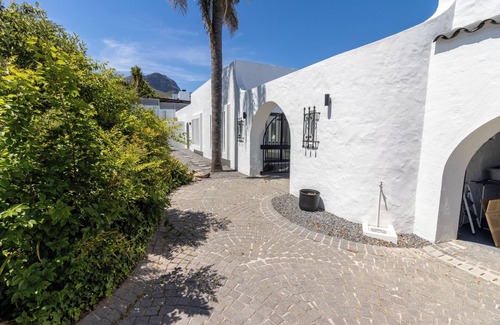 Somerset West Villa | Gorgeous 3-bedroom villa with mountain and ocean views in Somerset West