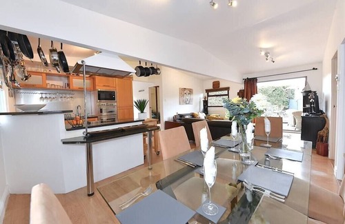 Guildford Cottage | Gorgeous 3BD Cottage with Parking Nr Guildford