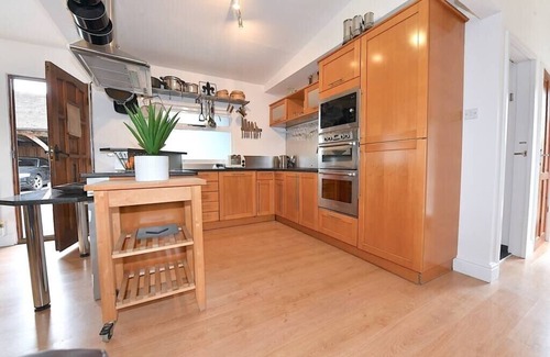 Guildford Cottage | Gorgeous 3BD Cottage with Parking Nr Guildford