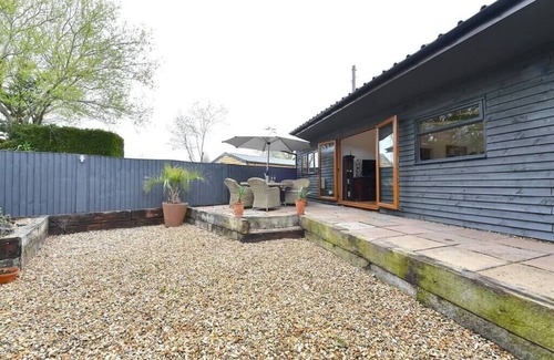 Guildford Cottage | Gorgeous 3BD Cottage with Parking Nr Guildford