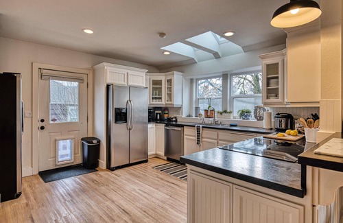 Amazon House | Gorgeous 5bd/3bath Eugene home with Hot tub! 5 minute walk to University!