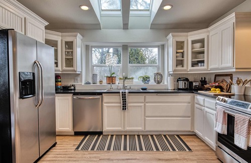 Amazon House | Gorgeous 5bd/3bath Eugene home with Hot tub! 5 minute walk to University!