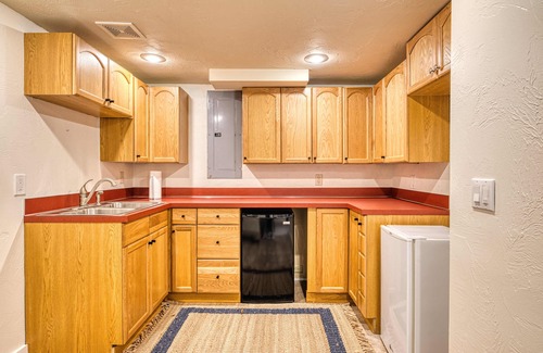 Amazon House | Gorgeous 5bd/3bath Eugene home with Hot tub! 5 minute walk to University!