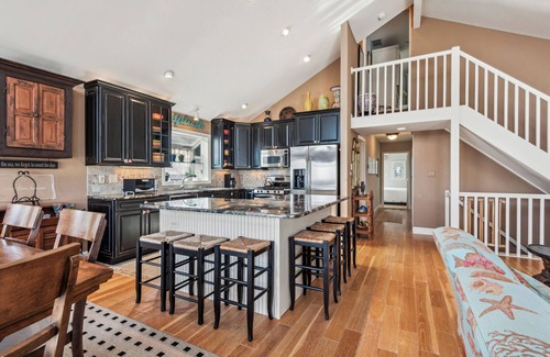 Avalon House | Gorgeous beach block single family home with fantastic views of the ocean.