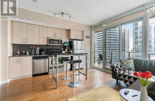 Downtown Toronto Apartment | Gorgeous Condo in Downtown Near CN Tower
