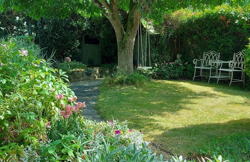 Littlehempston Cottage | Gorgeous Cottage sleeps 10 + cot. Pet friendly, Luxury Hot Tub & Parking