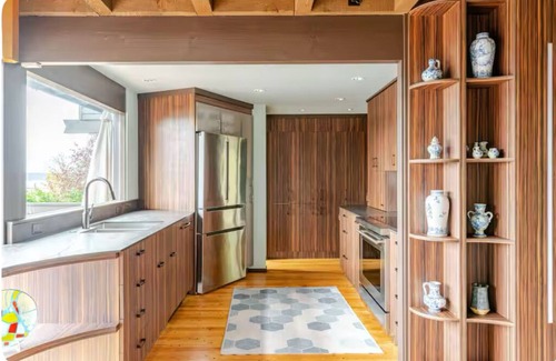 Leschi House | Gorgeous Family Lake View House with Gourmet Kitchen and Spa Bath with Sauna