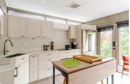 Leschi House | Gorgeous Family Lake View House with Gourmet Kitchen and Spa Bath with Sauna