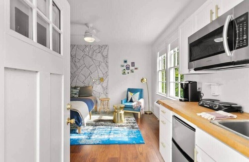 Touro Apartment | Gorgeous Garden District Studio |Gated Parking