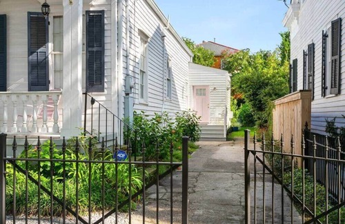 Touro Apartment | Gorgeous Garden District Studio |Gated Parking