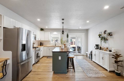 Park Vista House | Gorgeous High End Well Furnished Home · 5/BR Hot Tub - Fire Pit - Air Hockey!