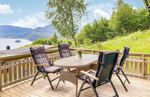 Torjulvagen House | Gorgeous home in øydegard