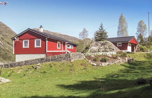 Gulen House | Gorgeous home in Dalsøyra with kitchen