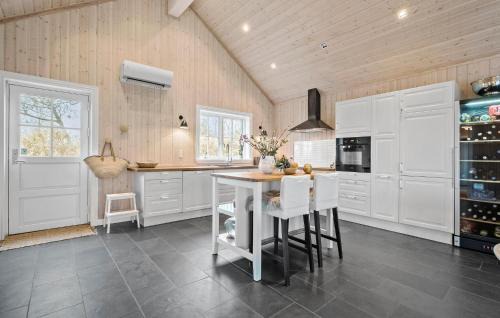 Ordrup House | Gorgeous Home In Fårevejle With Kitchen