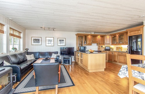 Hundeidvik House | Gorgeous home in Hundeidvik