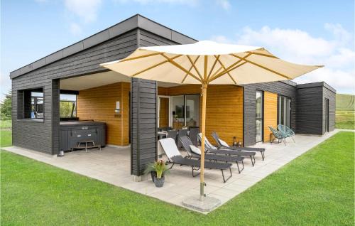 Hjarbæk House | Gorgeous Home In Løgstrup With Kitchen