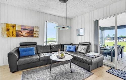 Hjarbæk House | Gorgeous Home In Løgstrup With Kitchen