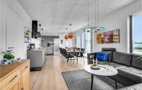 Hjarbæk House | Gorgeous Home In Løgstrup With Kitchen