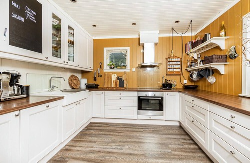 Vestnes House | Gorgeous home in Vestnes with WiFi