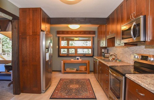 Red River Cabin | GORGEOUS Home with Mtn Views/Perfect For Families & Groups/Wrap Porch/ATV Pking