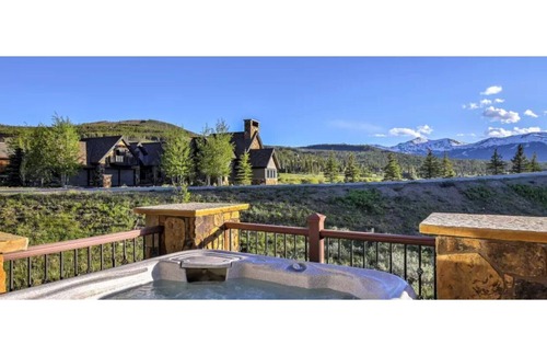 The Highlands House | Gorgeous House in Prestigious Highland Park