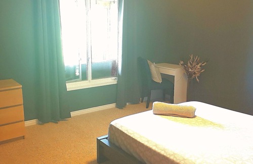 Puslinch House | Gorgeous lakefront getaway mere minutes from city amenities- with hot tub!