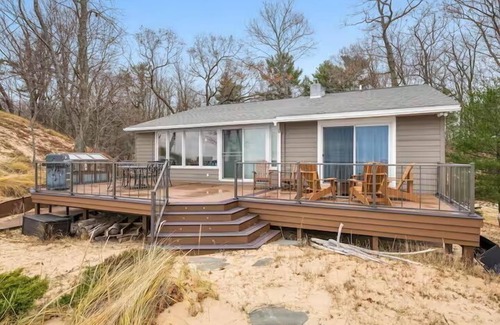 Bluffton Cottage | Gorgeous Lake Michigan Beach