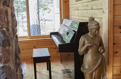 Merrifield House | Gorgeous Lake Retreat
