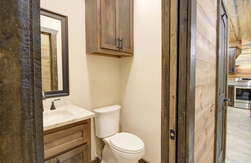 Redlick Cabin | Gorgeous lodge tucked away in Texarkana - 3 bedrooms available