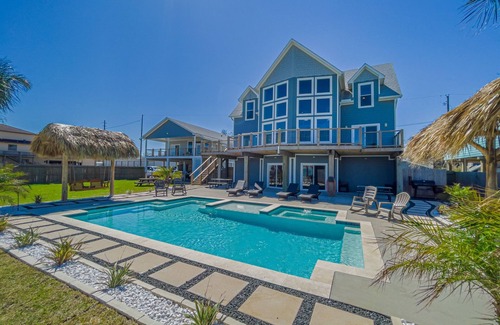 San Leon House | Gorgeous Lodge w/Heated Pool + Pier