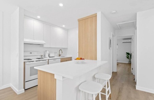 Parrot Cove Apartment | Gorgeous & Modern 2BR Near the beach! - Villa 3