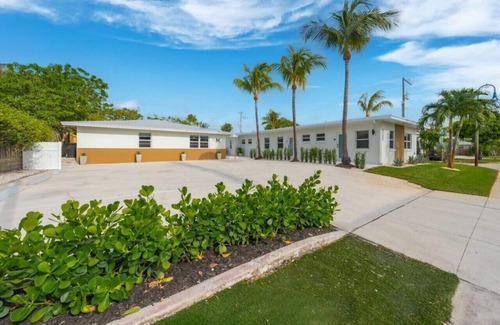 Parrot Cove Apartment | Gorgeous & Modern 2BR Near the beach! - Villa 3