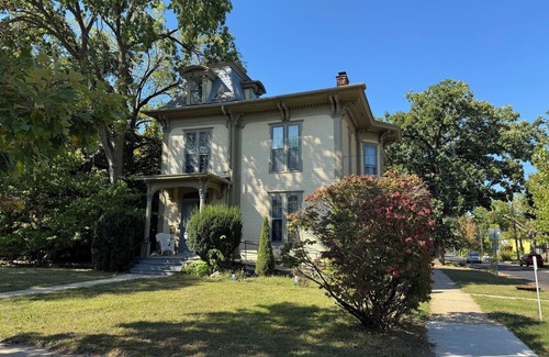 West Main HIll Apartment | Gorgeous renovated historic 2-bedroom apartment in Kalamazoo