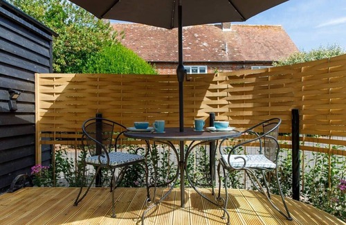 West Wittering Apartment | Gorgeous Shepherds Hut - Walk to Beach & Pub