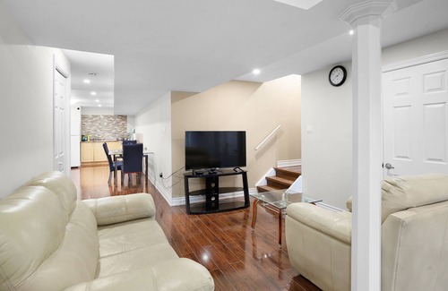 Durham Region House | Gorgeous,spacious and bright 3 bedroom Walkout Basement!