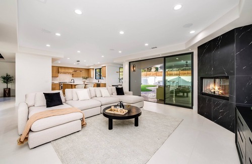 Encino House | Gorgeous , Spacious modern villa In Encino , Close To Restaurants and more
