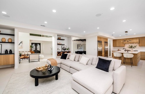 Encino House | Gorgeous , Spacious modern villa In Encino , Close To Restaurants and more