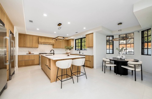 Encino House | Gorgeous , Spacious modern villa In Encino , Close To Restaurants and more