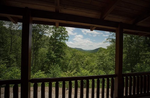 Means Cabin | Gorgeous, tree top views from this cabin