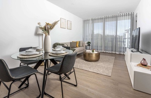 Reid Apartment | Gorgeous Unit Between Russell Offices and the City