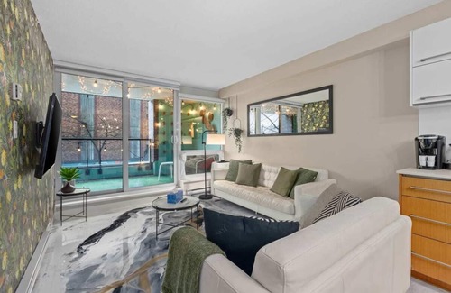 Strathcona Apartment | Gorgeous Unit in Downtown+Private Patio+1Parking