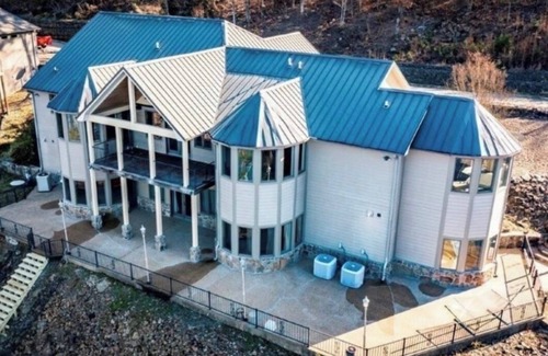 Bee Branch House | Gorgeous Views Spacious Lakefront Multifamily Fun
