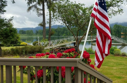 Cathlamet House | Gorgeous views w/dock on Columbia River. Big enough for the whole family!