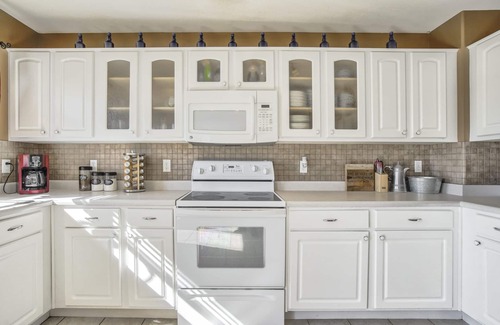 Northeast Colorado Springs House | Gorgeous Villa Sleeps 12+/6 King Beds-AF Academy
