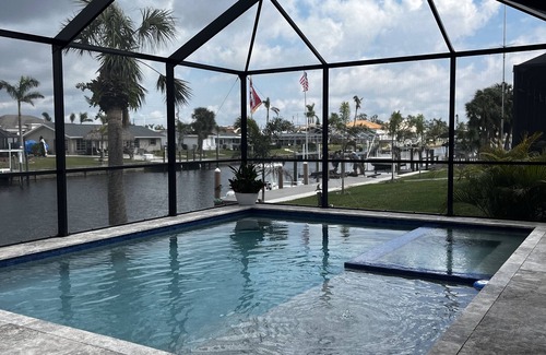 Edgewater House | Gorgeous waterfront home!
